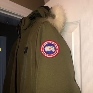 AUTHENTIC men’s size LARGE CANADA GOOSE JACKET